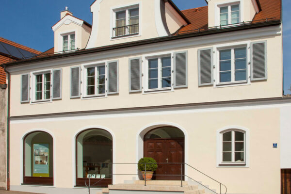 01_imposanter-haupteingang