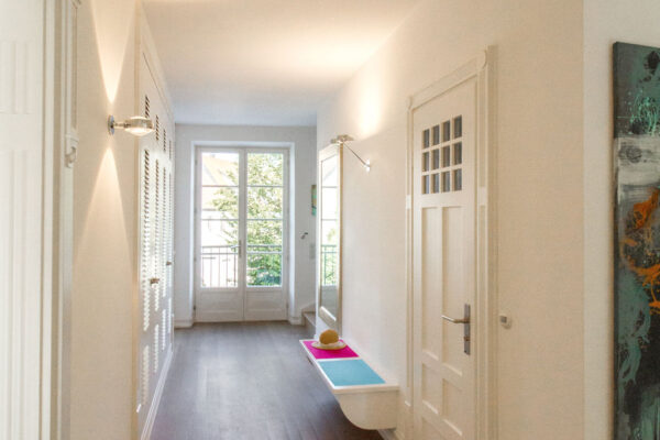 11_og-1-flur-blick-zum-Innenhof